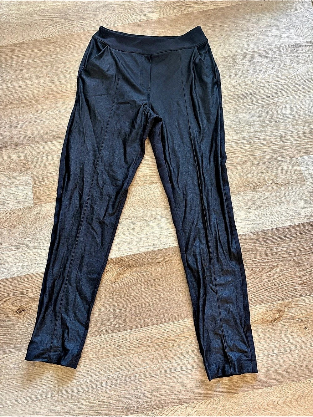 lululemon On The Fly Pant Woven Black Leggings Size 4. Front and back are differ